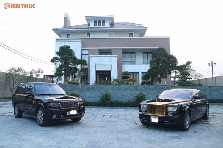 Xe được trang bị động cơ V12, dung tích 6.75 lít, sản sinh công suất cực đại 453 mã lực đi kèm với hộp số tự động 6 cấp, cùng với đó là hệ thông âm thanh giải trí được nâng cấp hiện đại hơn so với trước. Giá của siêu xe sang Phantom vào năm 2012 có giá vào khoảng hơn 20 tỷ đồng sau khi chịu đủ mọi các loại thuế, phí (chưa tính tiền độ mạ vàng).