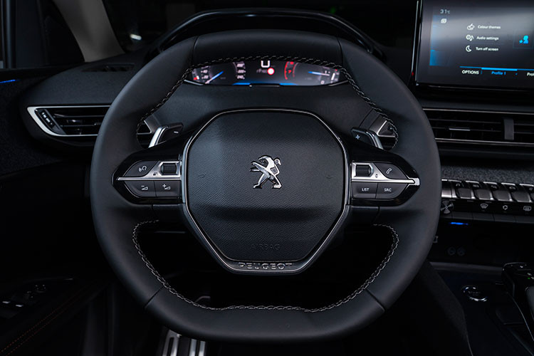 Không gian nội thất trên Peugeot 3008 facelift duy trì triết lý thiết kế New i-Cockpit cùng các tinh chỉnh nhằm gia tăng tiện nghi cho người dùng. Đáng chú ý là vô lăng D-Cut, bảng đồng hồ kỹ thuật số 12,3 inch, phím chức năng mô phỏng phím đàn piano &amp; cần số điện tử,... Nâng cấp chính ở 2 phiên bản 2021 là màn hình cảm ứng trung tâm trên bản AL nay có kích thước 10 inch, to hơn cỡ 8 inch ở model AT.