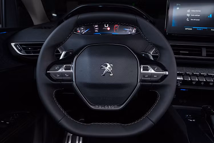 Không gian nội thất trên Peugeot 3008 facelift duy trì triết lý thiết kế New i-Cockpit cùng các tinh chỉnh nhằm gia tăng tiện nghi cho người dùng. Đáng chú ý là vô lăng D-Cut, bảng đồng hồ kỹ thuật số 12,3 inch, phím chức năng mô phỏng phím đàn piano &amp; cần số điện tử,... Nâng cấp chính ở 2 phiên bản 2021 là màn hình cảm ứng trung tâm trên bản AL nay có kích thước 10 inch, to hơn cỡ 8 inch ở model AT.