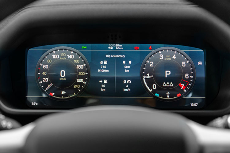 Xe được phân phối chính hãng với 2 phiên bản gồm Defender 90 SE lắp động cơ xăng Ingenium tăng áp 2.0L, công suất 300 mã lực, mô-men xoắn cực đại 400 Nm. Bản còn lại là Defender 90 X với động cơ tương tự nhưng loại 3.0L, công suất 400 mã lực, mô-men xoắn cực đại 550 Nm.