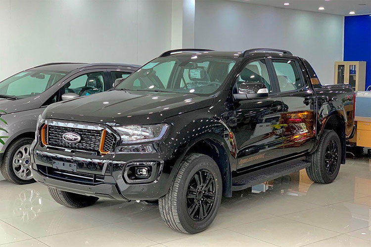 Ford Ranger lắp ráp chính thức cũng được bán ra thị trường Việt vào tháng 6. Xe vẫn giữ nguyên 5 phiên bản, trang bị không khác biệt nhưng giá bán rẻ hơn so với bản nhập Thái Lan. Mức giá xe Ford Ranger lắp ráp có thể dao động từ 616 - 925 triệu đồng. Tuy nhiên, một số đại lý cho biết mẫu xe lắp ráp này sẽ được bán ra với mức ưu đãi lớn.