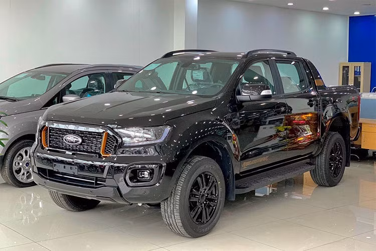 Ford Ranger lắp ráp chính thức cũng được bán ra thị trường Việt vào tháng 6. Xe vẫn giữ nguyên 5 phiên bản, trang bị không khác biệt nhưng giá bán rẻ hơn so với bản nhập Thái Lan. Mức giá xe Ford Ranger lắp ráp có thể dao động từ 616 - 925 triệu đồng. Tuy nhiên, một số đại lý cho biết mẫu xe lắp ráp này sẽ được bán ra với mức ưu đãi lớn.