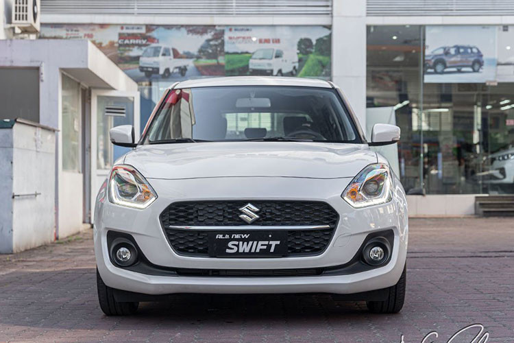 Khoang nội thất Swift 2021 mới mẻ và nổi bật hơn khi có màu sắc trang trí mạ bạc trên nền đen chủ đạo. Kèm theo đó là các trang bị mới như: màn hình cảm ứng 10 inch tương thích Apple CarPlay, Android Auto, tích hợp camera lùi và có kết nối USB, AUX và Bluetooth.