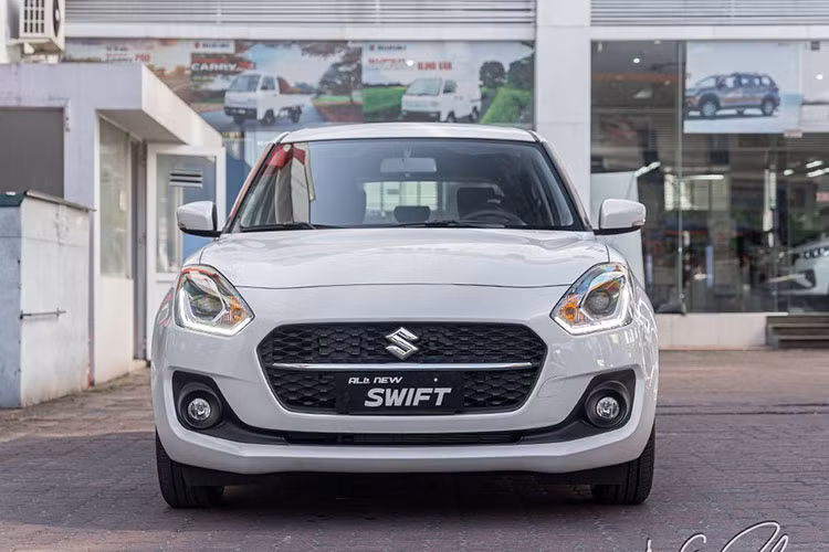 Khoang nội thất Swift 2021 mới mẻ và nổi bật hơn khi có màu sắc trang trí mạ bạc trên nền đen chủ đạo. Kèm theo đó là các trang bị mới như: màn hình cảm ứng 10 inch tương thích Apple CarPlay, Android Auto, tích hợp camera lùi và có kết nối USB, AUX và Bluetooth.