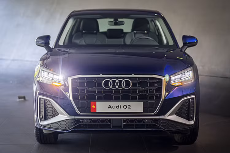 Phiên bản mới của Audi Q2 cập bến thị trường Việt Nam ngày 9/6 với thiết kế cải tiến, nội thất được nâng cấp và bổ sung thêm tiện nghi. Đáng chú ý là trang bị nội thất 5 chỗ, bọc da cao cấp kết hợp giả da, cửa gió điều hòa phong cách máy bay phản lực. Cần số cũng được thiết kế mới, đồng hồ sau vô-lăng thể thao, màn hình giải trí 7 inch, điều hòa tự động, camera lùi, hỗ trợ đỗ xe Audi Plus.