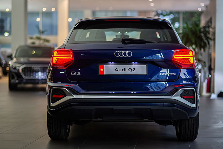 Tại Việt Nam, Audi Q2 2021 được trang bị hộp số tự động S tronic 8 cấp kết hợp với động cơ xăng 1.4 TFSI công suất 150 mã lực, mô-men xoắn 250Nm trong khoảng 1.500 – 3.500 vòng/phút. Audi Q2 2021 bán ra tại Việt Nam với bản tiêu chuẩn và bản S line, giá khởi điểm từ 1,68 tỷ đồng. 