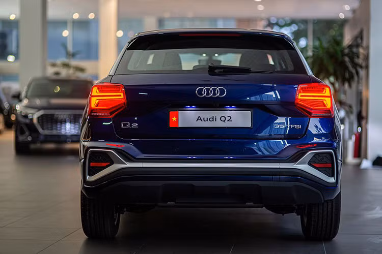 Tại Việt Nam, Audi Q2 2021 được trang bị hộp số tự động S tronic 8 cấp kết hợp với động cơ xăng 1.4 TFSI công suất 150 mã lực, mô-men xoắn 250Nm trong khoảng 1.500 – 3.500 vòng/phút. Audi Q2 2021 bán ra tại Việt Nam với bản tiêu chuẩn và bản S line, giá khởi điểm từ 1,68 tỷ đồng. 