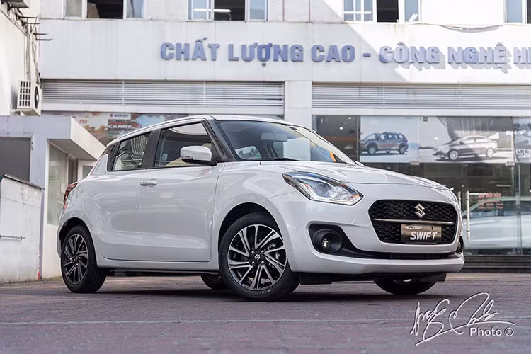 Từ giữa tháng 6, Suzuki Việt Nam đã chính thức giới thiệu thị trường mẫu xe Swift phiên bản nâng cấp 2021, nhập khẩu nguyên chiếc từ Thái Lan. Xe có tùy chọn 5 màu sơn ngoại thất gồm: Đỏ, đen, trắng, xanh dương và xám với bán từ 549,9 triệu đồng (gồm VAT). Tuy giá bán đương Suzuki Swift GLX trước đây nhưng Suzuki Swift 2021 mới có một số nâng cấp cả về ngoại thất lẫn tiện nghi.