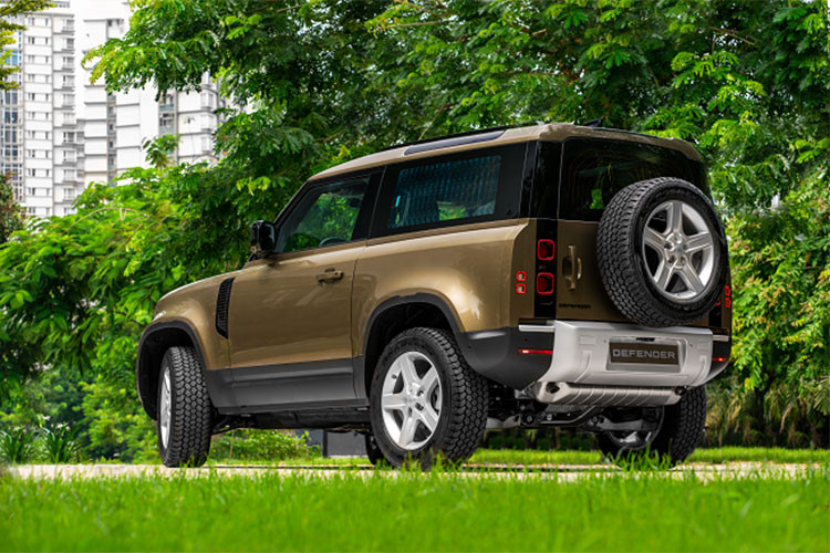 Cả hai đều sử dụng hộp số tự động 8 cấp, dẫn động hai cầu và thêm hộp số phụ 2 cấp với tỷ số truyền thấp. Hiện mẫu SUV Defender 90 mới nhập khẩu chính hãng từ Anh với giá bán lần lượt 3,945 tỷ đồng (bản SE) và 6,555 tỷ đồng (bản X). Hiện mẫu xe này chưa có đối thủ cạnh tranh trực tiếp ở Việt Nam.
