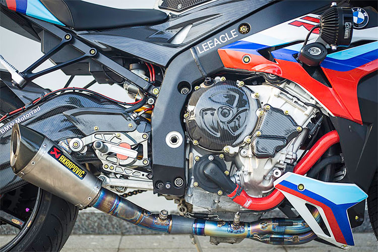 Naked-bike S1000R của BMW Motorrad sử dụng động cơ 4 xi-lanh thẳng hàng như trên S1000RR, dung tích 999cc cho công suất 162 mã lực, mô-men xoắn đạt 113Nm và tích hợp nhiều công nghệ cao cấp như Ride-by-wire, Quickshifter cùng nhiều chế độ chạy khác nhau.