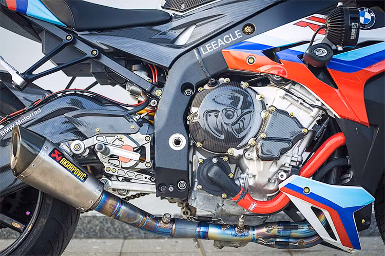 Naked-bike S1000R của BMW Motorrad sử dụng động cơ 4 xi-lanh thẳng hàng như trên S1000RR, dung tích 999cc cho công suất 162 mã lực, mô-men xoắn đạt 113Nm và tích hợp nhiều công nghệ cao cấp như Ride-by-wire, Quickshifter cùng nhiều chế độ chạy khác nhau.