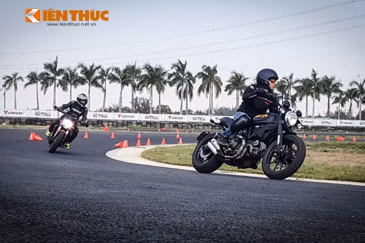 Có những thao tác tưởng chừng như rất đơn giản như giữ thăng bằng khi đi chậm, nhưng trên thực tế lại gây khó khăn cho không ít người khi vừa phải điều tiết cùng lúc tay côn, tay ga, phanh trước/sau, vừa phải giữ thăng bằng và chuyển động thẳng hướng.