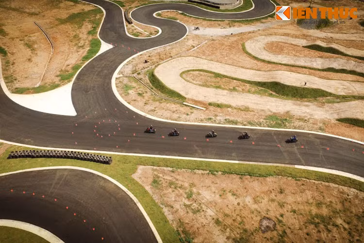 Ducati Riding Experience (DRE) là chương trình đào tạo lái xe an toàn do Ducati tổ chức trong nhiều năm qua tại nhiều quốc gia. Chương trình đào tạo trên những dòng xe môtô của Ducati thời gian qua đã thu hút được sự tham gia của hơn 10.000 khách hàng trên toàn thế giới.