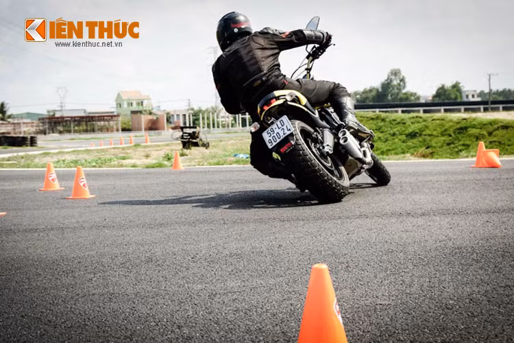 DRE không chỉ là một khóa học hướng dẫn người yêu xe môtô phân khối lớn các thao tác điều khiển xe thuần thục từ dễ đến khó, mà còn là nơi hướng dẫn cho cả những người chưa bao giờ ngồi lên một chiếc xe côn tay có thể tự tin cầm lái.