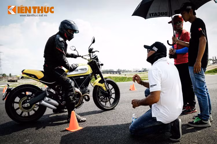 Trong quá trình chỉ dẫn của mình, ông Henry Iu luôn cặn kẽ hướng dẫn từng tư thế và thao tác, nhưng cũng liên tục nhắc nhở các học viên thư giản, thả lỏng người,... làm sao thấy thoải mái nhất để hoàn thành bài tập của mình.