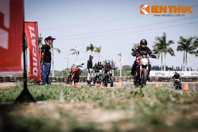 Hay như bài tập phanh khẩn cấp, việc phối hợp không đúng trình tự trong thao tác lần lượt của tay ga, tay côn, phanh sau và phanh trước sẽ tạo ra các kết quả hoàn toàn khác nhau cũng là những bài học bổ ích cho các học viên khi sử dụng xe trong thực tế.