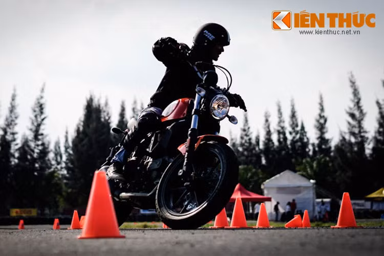 Theo chuyên gia của Ducati, "Nngoài các kỹ năng cơ bản, điều khiển xe máy nói chung và đặc biệt là phân khối lớn thì điều quan trọng nhất là cảm nhận, khi bạn cảm nhận tốt bạn sẽ kiểm soát được chiếc xe và mọi chuyện sẽ trở nên đơn giản. Lái phân khối lớn là phải bằng cảm nhận và bằng trái tim.”