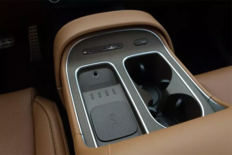 Đầu tiên là động cơ xăng 4 xi-lanh, tăng áp, dung tích 2.5L, sản sinh công suất tối đa 218 mã lực và mô-men xoắn cực đại 422 Nm. Động cơ kết hợp với hộp số tự động 8 cấp, tiêu thụ lượng xăng trung bình 9,7 km/lít (khoảng 10,3 lít/100 km). Thứ hai là hệ truyền động hybrid, bao gồm máy xăng tương tự như trên nhưng sản sinh công suất tối đa 262 mã lực và mô-men xoắn cực đại 353 Nm.