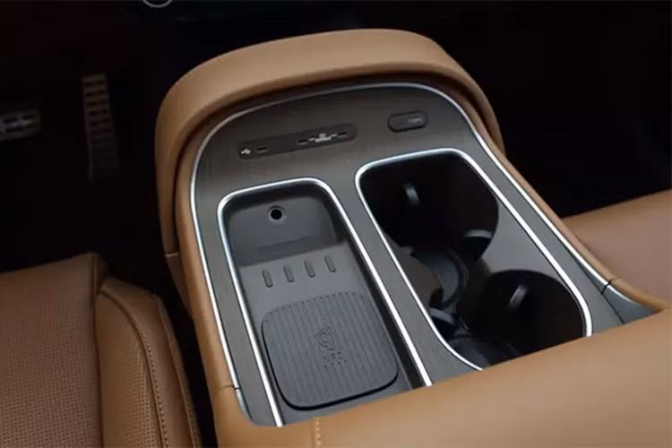 Đầu tiên là động cơ xăng 4 xi-lanh, tăng áp, dung tích 2.5L, sản sinh công suất tối đa 218 mã lực và mô-men xoắn cực đại 422 Nm. Động cơ kết hợp với hộp số tự động 8 cấp, tiêu thụ lượng xăng trung bình 9,7 km/lít (khoảng 10,3 lít/100 km). Thứ hai là hệ truyền động hybrid, bao gồm máy xăng tương tự như trên nhưng sản sinh công suất tối đa 262 mã lực và mô-men xoắn cực đại 353 Nm.