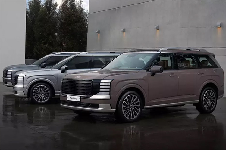  Hyundai Palisade hoàn toàn mới đang trở thành một hiện tượng tại thị trường Hàn Quốc khi lượng đơn đặt hàng bùng nổ ngoài dự báo. Với hơn 45.000 xe được đặt mua chỉ trong thời gian ngắn, Hyundai đang phải đối mặt với tình trạng quá tải trong sản xuất, khiến khách hàng phải chờ đợi lâu hơn để có thể sở hữu mẫu SUV cỡ lớn này.