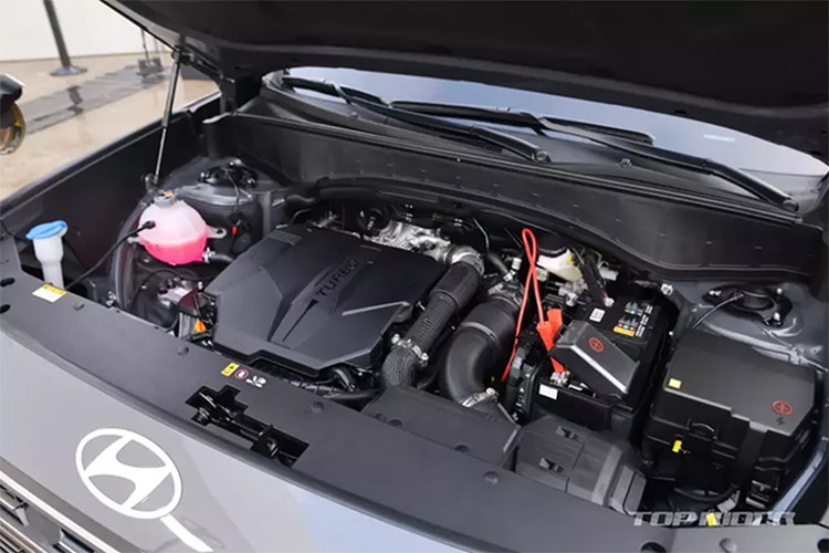 Động cơ đi kèm với mô-tơ điện mạnh 73 mã lực/264 Nm, hộp số tự động 6 cấp và pin 1,65 kWh. Tổng cộng, xe sở hữu công suất tối đa 334 mã lực. Lượng xăng tiêu thụ trung bình của xe là 13 km/lít (khoảng 7,69 lít/100 km). Với bình xăng 72 lít, Hyundai Palisade 2025 phiên bản hybrid có thể chạy được quãng đường tối đa hơn 1.000 km.