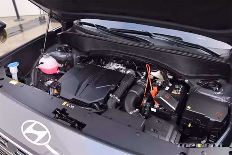 Động cơ đi kèm với mô-tơ điện mạnh 73 mã lực/264 Nm, hộp số tự động 6 cấp và pin 1,65 kWh. Tổng cộng, xe sở hữu công suất tối đa 334 mã lực. Lượng xăng tiêu thụ trung bình của xe là 13 km/lít (khoảng 7,69 lít/100 km). Với bình xăng 72 lít, Hyundai Palisade 2025 phiên bản hybrid có thể chạy được quãng đường tối đa hơn 1.000 km.