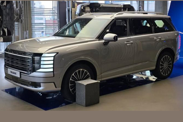 Cuối cùng là những trang bị an toàn như phanh khẩn cấp tự động có thể phát hiện xe cắt mặt hoặc đang đến từ làn đối diện. Tại thị trường Hàn Quốc, mức giá xe Hyundai Palisade 2025 cho 3 bản trang bị là Exclusive, Prestige và Calligraphy dao động từ 43,83 - 60,34 triệu Won (khoảng 851 triệu đến 1,71 tỷ đồng). Sau Hàn Quốc, xe sẽ tiếp tục có mặt tại các thị trường khác trên thế giới, bao gồm cả Việt Nam. 