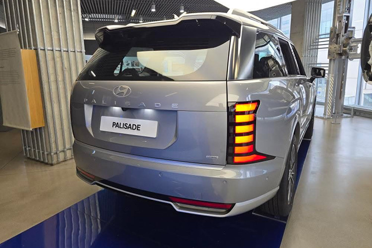 Ngoài ra, Hyundai Palisade 2025 phiên bản hybrid còn được trang bị những tính năng mới như Electric Evasive Handling Assist (E-EHA) dùng mô-tơ điện để hỗ trợ đánh lái tránh va chạm và kiểm soát điều hướng mô-men xoắn Electrically-assisted Dynamic Torque Vectoring Control (e-DTVC). Trong khi đó, tính năng Stay Mode mới có tác dụng dự trữ pin để chạy điều hòa và màn hình thông tin giải trí trong một khoảng thời gian nhất định mà không cần phải dùng động cơ xăng.