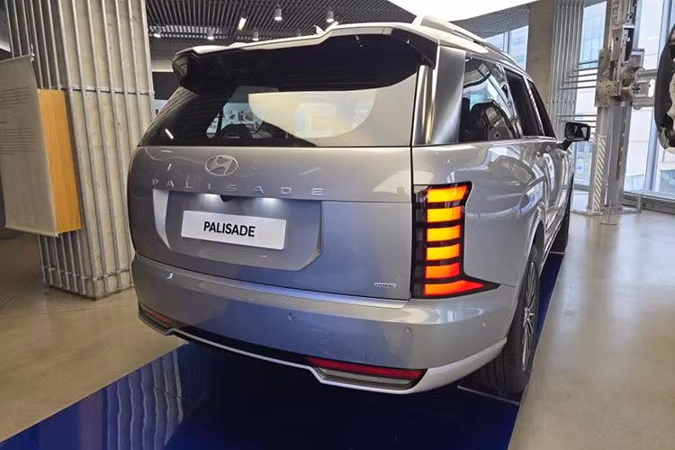 Ngoài ra, Hyundai Palisade 2025 phiên bản hybrid còn được trang bị những tính năng mới như Electric Evasive Handling Assist (E-EHA) dùng mô-tơ điện để hỗ trợ đánh lái tránh va chạm và kiểm soát điều hướng mô-men xoắn Electrically-assisted Dynamic Torque Vectoring Control (e-DTVC). Trong khi đó, tính năng Stay Mode mới có tác dụng dự trữ pin để chạy điều hòa và màn hình thông tin giải trí trong một khoảng thời gian nhất định mà không cần phải dùng động cơ xăng.