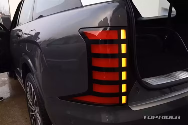 Một trong những vấn đề được quan tâm nhất liên quan đến Hyundai Palisade 2024 chính là mức giá tăng đáng kể so với thế hệ trước. Cụ thể, phiên bản hybrid có giá cao hơn khoảng 10 triệu won, trong khi bản động cơ xăng tăng thêm từ 5 – 6 triệu won. Tuy nhiên, điều này không làm giảm sức hút của mẫu xe khi doanh số vẫn rất khả quan.