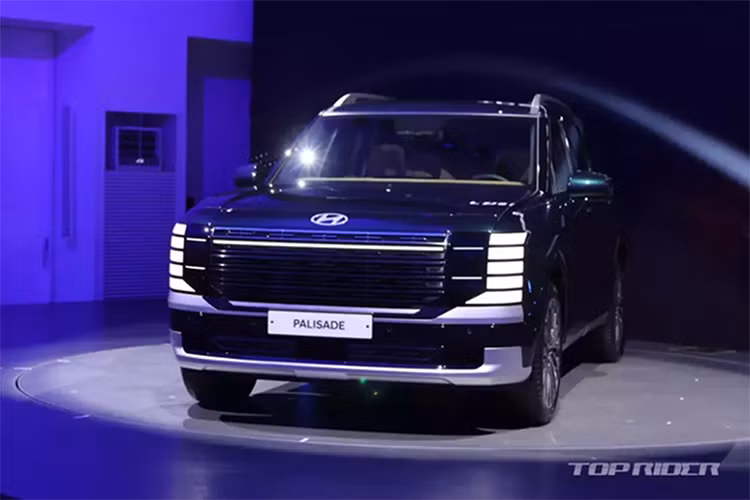 Điều này không chỉ phản ánh sự khan hiếm nguồn cung mà còn cho thấy sức hút đặc biệt mạnh mẽ của Hyundai Palisade trên thị trường. Đáng chú ý, khoảng 70% số đơn đặt hàng thuộc về phiên bản hybrid – một con số ấn tượng, khẳng định xu hướng chuyển dịch mạnh mẽ của người tiêu dùng.