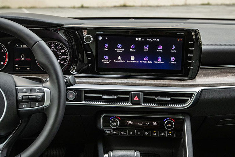 Chiếc xe Kia K5 2021 của Youtuber người Việt tại Hàn Quốc thuộc phiên bản sử dụng động cơ Hybrid, dung tích 2.0L cho công suất tối đa 152 mã lực, mô men xoắn 192 Nm và kết hợp với hộp số AT 6 cấp, hệ dẫn động cầu trước.