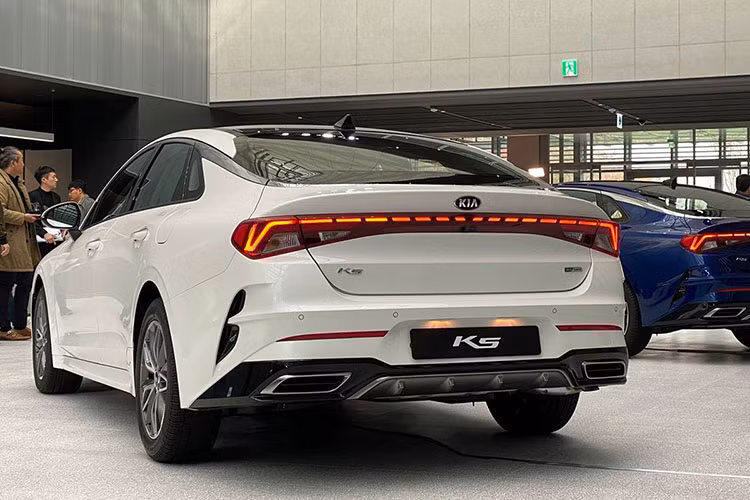 Mới đây, trên Cổng thông tin điện tử của Cục Đăng kiểm Việt Nam đã đăng tải thông tin về mức tiêu thụ nhiên liệu của mẫu xe Kia K5 thế hệ mới, tên mã EXS4L9A1J. Điều này cho thấy, Kia K5 2021 gần như chắc chắn sẽ có mặt tại Việt Nam trong thời gian tới.