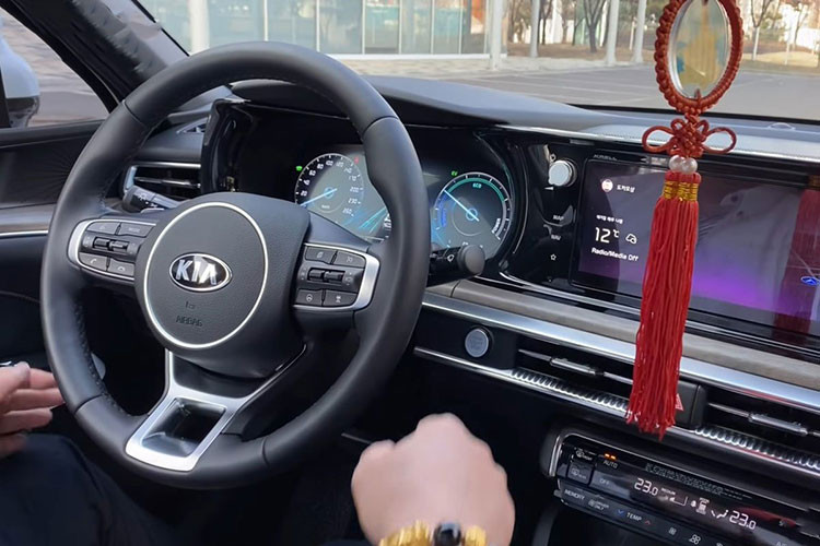 Ghế lái trên xe được bọc da cao cấp có lỗ thông khí, ghế lái chỉnh điện nhớ vị trí. Bảng táp-lô được tạo bởi 2 mặt cắt, bên dưới ốp gỗ và là giá đỡ màn hình trung tâm cỡ lớn đặt nổi ấn tượng trên Kia k5 2021. Đặc biệt, mẫu xe hạng D mới này đã loại bỏ hoàn toàn cần số mà thay vào đó là núm xoay điều khiển sang trọng và thể thao hơn.