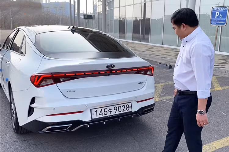 Mặc dù vẫn chưa có kế hoạch mở bán cụ thể ở Việt Nam, nhưng mẫu xe sedan Kia K5 2021 đã lăn bánh đầy đường tại Hàn Quốc khiến không ít tín đồ của dòng xe này tò mò để chiêm ngưỡng những hình ảnh thực tế. Mới đây, một Youtuber người Việt sinh sống ở Hàn Quốc đã chia sẻ một đoạn video review nhanh về Kia K5 2021 của mình thu hút được sự quan tâm lớn của cộng đồng yêu thích dòng sedan này.