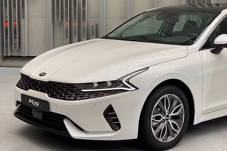 Về thiết kế, mẫu xe mới Kia K5 All New 2021 được tăng chiều dài thêm 50 mm, rộng thêm 25 mm, cao hơn 20 mm và trục cơ sở tăng 45mm. Theo đó, Kia K5 2021 có kích thước chiều Dài x Rộng x Cao lần lượt là 4.905 x 1.860 x 1.445 (mm), chiều dài cơ sở đạt 2.850 mm. Xe được phát triển theo phong cách thể thao giống một chiếc Coupe 4 cửa, nhờ đó trụ D đã được hạ thấp theo phong cách đặc trưng.