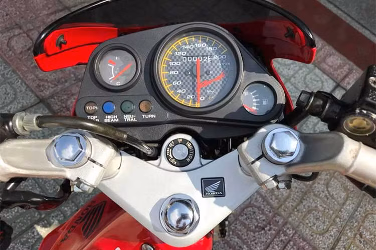 Mặc dù là một chiếc xe phiên bản cũ, nhưng những chiếc Honda Nova luôn được các tín đồ đam mê dòng xe máy côn tay cỡ nhỏ xem như là một tuyệt tác. Ở mẫu xe "mới zin" này, có thể thấy rõ cụm đồng hồ zin nguyên thủy báo hiệu chiếc xe mới chỉ chạy được 2km.