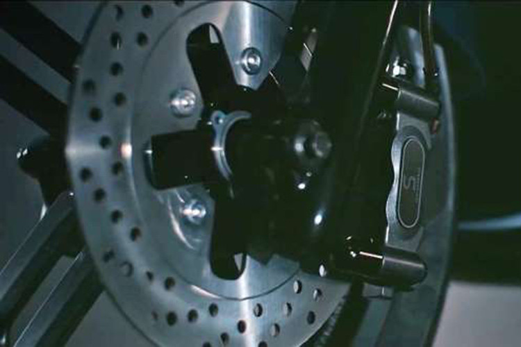 Với xe ga chạy điện EC-05, dù hãng Yamaha chưa công bố các thông số kỹ thuật chi tiết nhưng mẫu xe tay ga điện mới này được cho rằng sẽ có tốc độ tối đa không kém gì Gogoro 3 (82 km/h) và Gogoro 3 Plus (86 km/h).