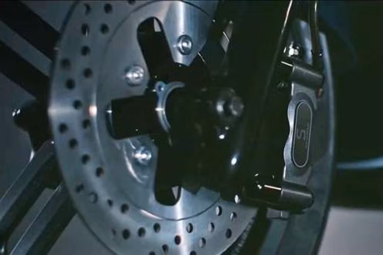 Với xe ga chạy điện EC-05, dù hãng Yamaha chưa công bố các thông số kỹ thuật chi tiết nhưng mẫu xe tay ga điện mới này được cho rằng sẽ có tốc độ tối đa không kém gì Gogoro 3 (82 km/h) và Gogoro 3 Plus (86 km/h).