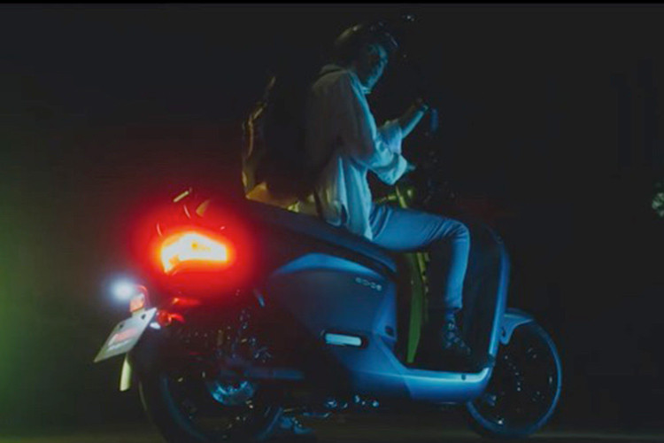 Nếu được bán phổ biến rộng rãi ở nhiều thị trường, chiếc xe ga điện Yamaha EC-05 hoàn toàn mới sẽ trở thành đối thủ của Honda PCX Electric - một dự án thí điểm của Honda tại Philippines và Indonesia.