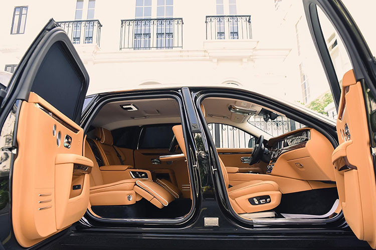 Về kích thước, mẫu xe siêu sang Rolls-Royce Ghost 2022 có “vóc dáng” vừa vặn, “thanh lịch” hơn so với người đàn anh Phantom to lớn của mình. Cụ thể, xe có chiều dài cơ sở vừa phải chỉ 5.545 mm (Bản tiêu chuẩn) và 5.715 mm (Bản trục cơ sở dài), khá phù hợp để di chuyển trong phố.