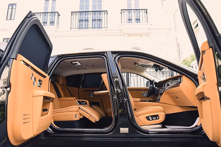 Về kích thước, mẫu xe siêu sang Rolls-Royce Ghost 2022 có “vóc dáng” vừa vặn, “thanh lịch” hơn so với người đàn anh Phantom to lớn của mình. Cụ thể, xe có chiều dài cơ sở vừa phải chỉ 5.545 mm (Bản tiêu chuẩn) và 5.715 mm (Bản trục cơ sở dài), khá phù hợp để di chuyển trong phố.