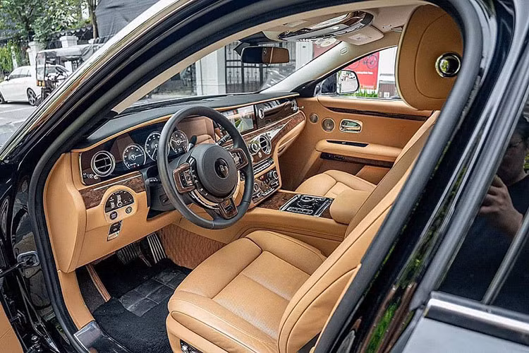 Bên cạnh đó, hãng xe Rolls-Royce cũng không để "đứa con" của mình thua kém các đối thủ trong hạng mục công nghệ. Bằng chứng là việc đồng hồ công-tơ-mét của xe giờ đây là dạng LCD, màn hình giải trí trung tâm kích thước lớn cùng hàng loạt công nghệ kết nối không dây hiện đại.