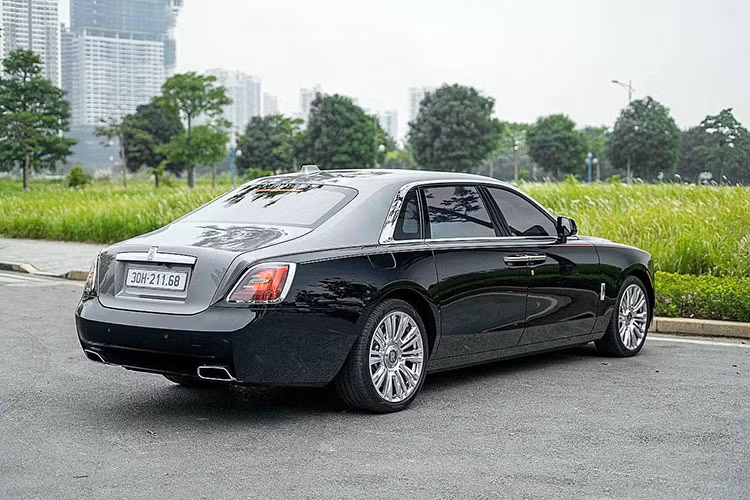 Mức giá xe Rolls-Royce Ghost 2022 chính hãng tại Việt Nam hiện công bố rẻ hơn khá nhiều so với các đại lý tư nhân, chỉ bắt đầu từ 33,7 tỷ đồng, mức giá này chưa bao gồm các tùy chọn thêm của khách hàng, nhưng việc đặt mua xe cũng khiến các đại gia Việt phải chờ đợi khá lâu. 