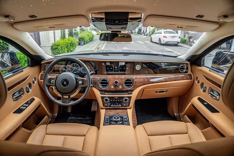 Khung gầm trên mẫu xe siêu sang Rolls-Royce Ghost thế hệ mới là loại Architecture of Luxury, tương tự mẫu Cullinan và Phantom VIII. Ngoài ra, xe được trang bị hệ thống treo khí nén tân tiến có tên Planar Suspension System giúp gia tăng sự êm ái cho khách hàng