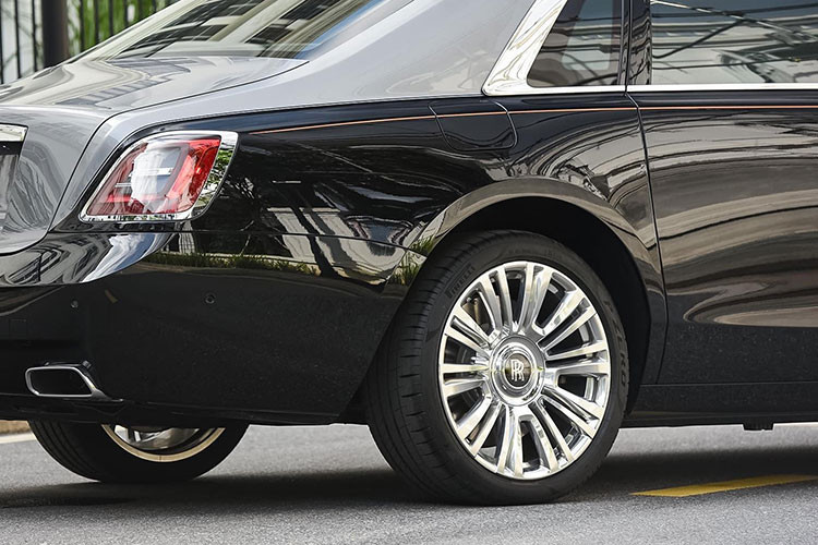 Xe sở hữu những chi tiết quen thuộc như cụm lưới tản nhiệt to bản mạ chrome hình ngôi đền Pantheon đặc trưng, cặp mắt LED sắc sảo với công nghệ đèn laser tối tân, hốc hút gió dài phía trên cản trước... Bên cạnh đó, bộ lưới tản nhiệt Pantheon trên chiếc sedan hạng sang còn có khả năng phát sáng trong đêm tuyệt đẹp.