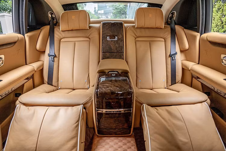 Bước vào không gian cabin, Rolls-Royce Ghost 2022 có sự giao thoa nhẹ nhàng và đầy tinh tế giữa Phantom và Cullinan. Giữ đúng giá trị truyền thống vốn có, khoang nội thất của Ghost mang hơi hướng cổ điển với sự hiện diện của các phím bấm cơ học. Tất cả đều được mạ chrome sáng cho cảm giác sang trọng và tỉ mỉ.