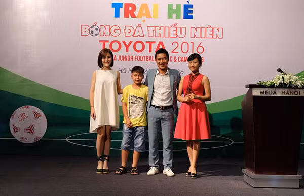 Khoi dong Trai he bong da thieu nien Toyota 2016