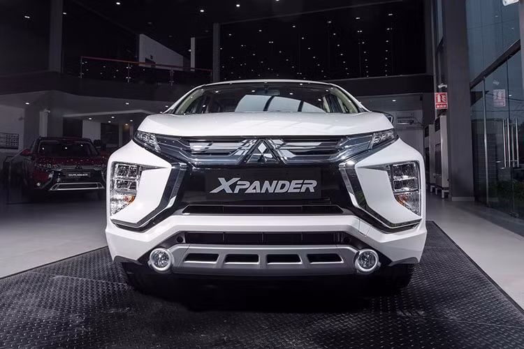 Kết thúc tháng 10/2021, Mitsubishi Xpander có doanh số bán đạt 2,009 xe, tăng gần nhẹ 43 xe so với tháng trước. Cộng dồn từ đầu năm đến nay đã có 13.616 xe được bán ra thị trường. Doanh số này giúp Xpander tiếp tục thống trị phân khúc MPV 7 chỗ tại Việt Nam. Hiện, Mitsubishi Xpander 2021 được phân phối với 3 phiên bản là AT nhập khẩu, AT lắp ráp và MT với giá từ 555 triệu đến 630 triệu đồng.