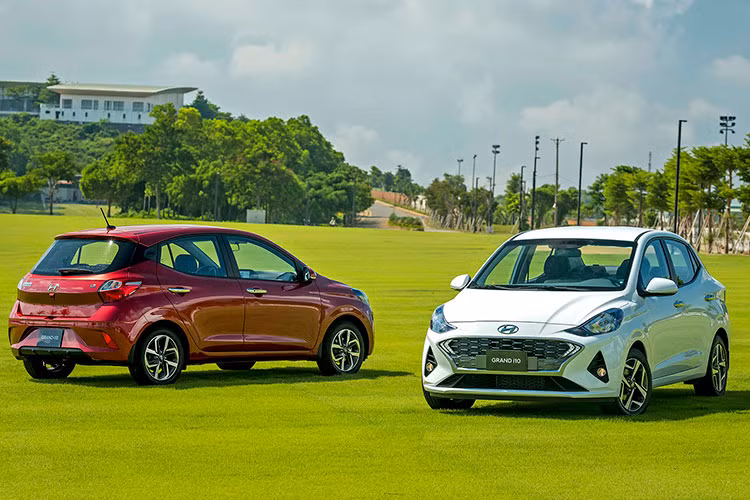 Mặc dù không lọt Top 10 xe bán chạy nhất tháng 12/2021, nhưng với doanh số cộng dồn từ đầu năm đến nay đạt 11.732 xe, giúp Hyundai Grand i10 đứng ở vị trí thứ 8 trong trong Top 10 xe bán chạy nhất năm 2021. Vào đầu tháng 8, thế hệ thứ ba của Grand i10 đã được ra mắt online tại Việt Nam. Xe được TC Motor lắp ráp trong nước với 6 phiên bản bao gồm cả sử dụng số tự động và số sàn, sử dụng động cơ 1.2 L.